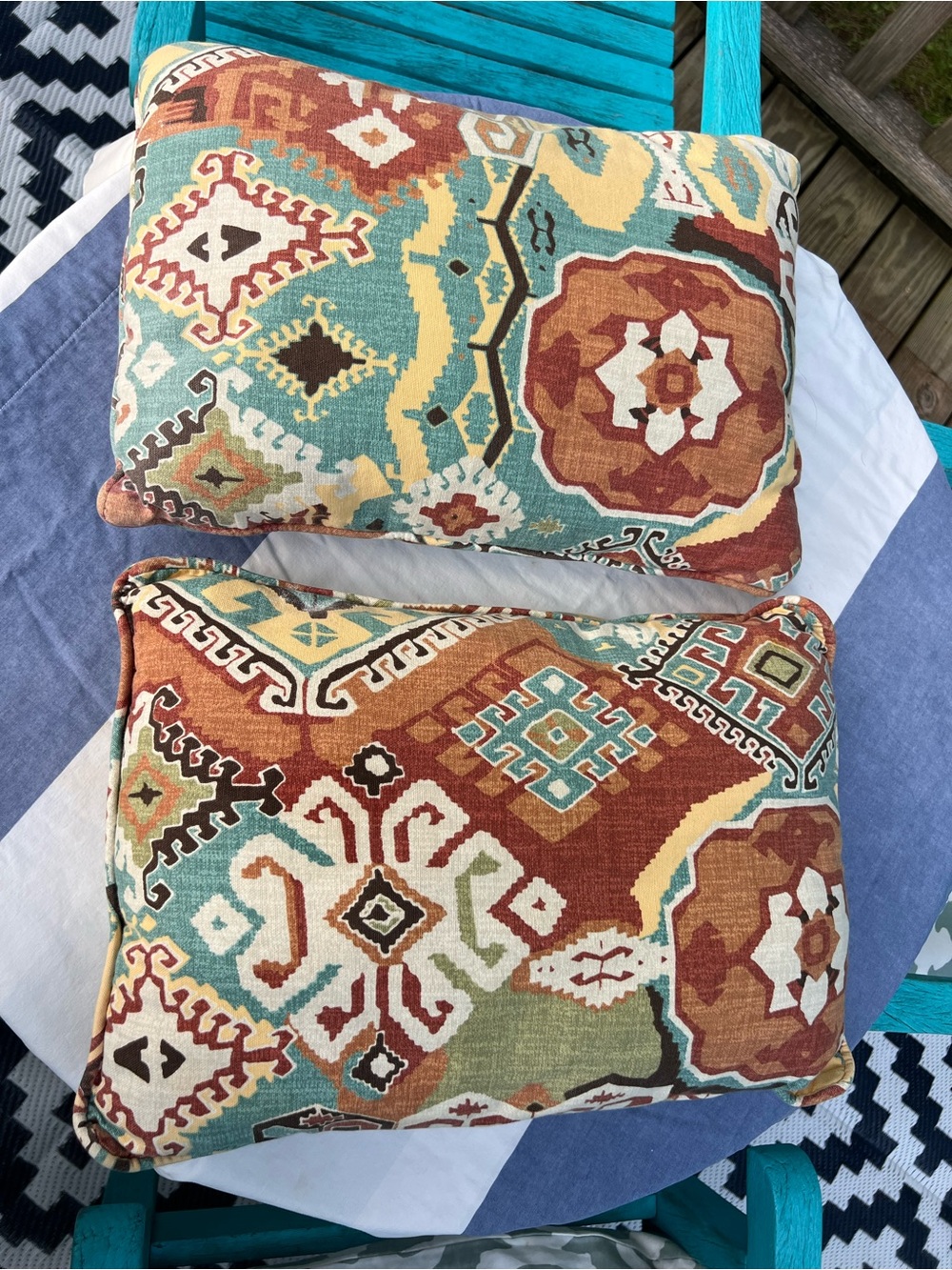 🌻2 Patterned Throw Pillows - Picture 6 of 7
